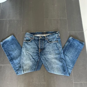 Nudie Jeans - Nudie jeans - Storlek 33/30 - skick 9/10 - modell: Steady Eddie - Nypris 1599 - mitt pris 449 - Priset kan diskuteras vid snabb affär