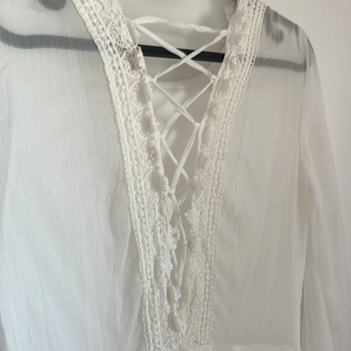 Vit klänning med spets och snörning - 2