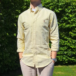 Gul Ralph Lauren skjorta- Stl S, Custom fit - Hej säljer en snygg Ralph Lauren skjorta I färgen gul. Perfekt till sommaren! 🏝🏖 Skick: 9/10 utan defekter. Stl: S, Custom fit. Han på bilden är 170cm. 🤗
