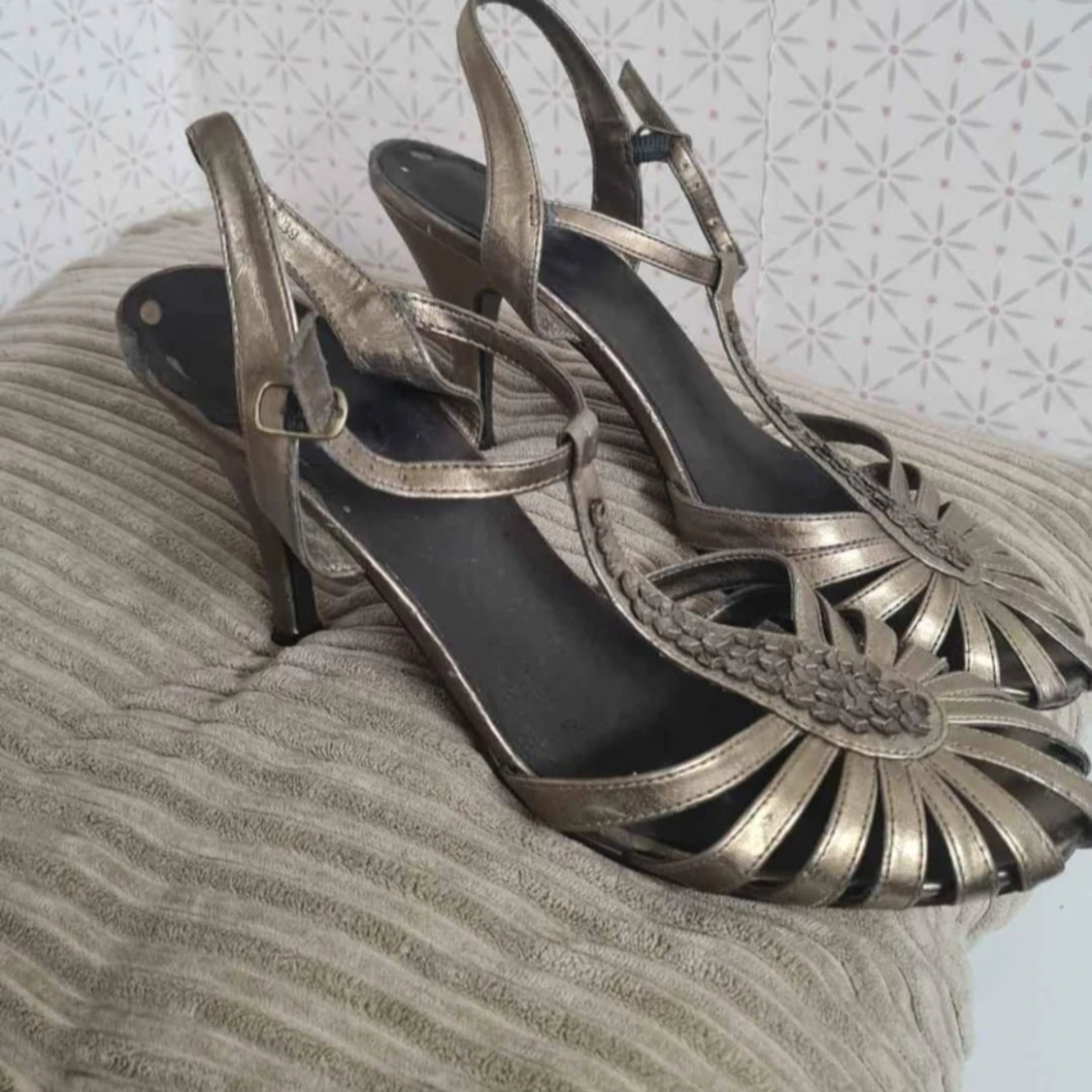 Guldiga sandaler med klack och öppen tå - 1