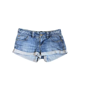 Lågmidjade jeans shorts - Säljer dessa lågmidjade jeans shorts som jag köpt på Sellpy då de är för små för mig. Det är i fint skick och de har inget synligt slitage. Midjemått: 36cm. Fler bilder eller frågor? Skicka dm