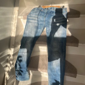 Dondup jeans - Dondup jeans i den eftertraktade modellen SAM. Gillar den grymt mycket då den är slim fit och inte sitter lika tajt som george jeans. || Storlek 32. || Snygga orginal slitningar. || Perfekt sommar färg! || 9/10 skick || Hör av dig vid minsta fråga! (Priset ej hugget i sten)