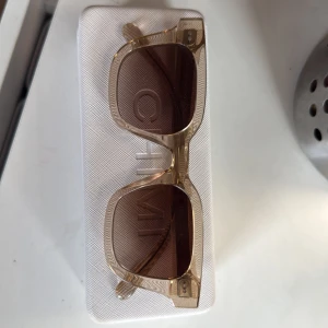 Chimi solglasögon - Säljer dessa as snygga chimi solglasögon i modellen 04 och färg Ecru. Dem är så snygga nu till sommaren och är i extremt bra skick. Har knappt använt dem som ni kan se eftersom att det inte alls är några repor eller skador. Jag använt dem max 5 gånger men har ej kommit till användning! Nypris 1400kr 
