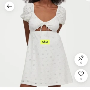 Vit klänning med puffärmar från Divided - Superfin vit klänning från Divided med puffärmar och broderade detaljer. Klänningen har knytning framtill och är tillverkad i ett lätt och luftigt polyestertyg. Perfekt för sommarens alla tillfällen!