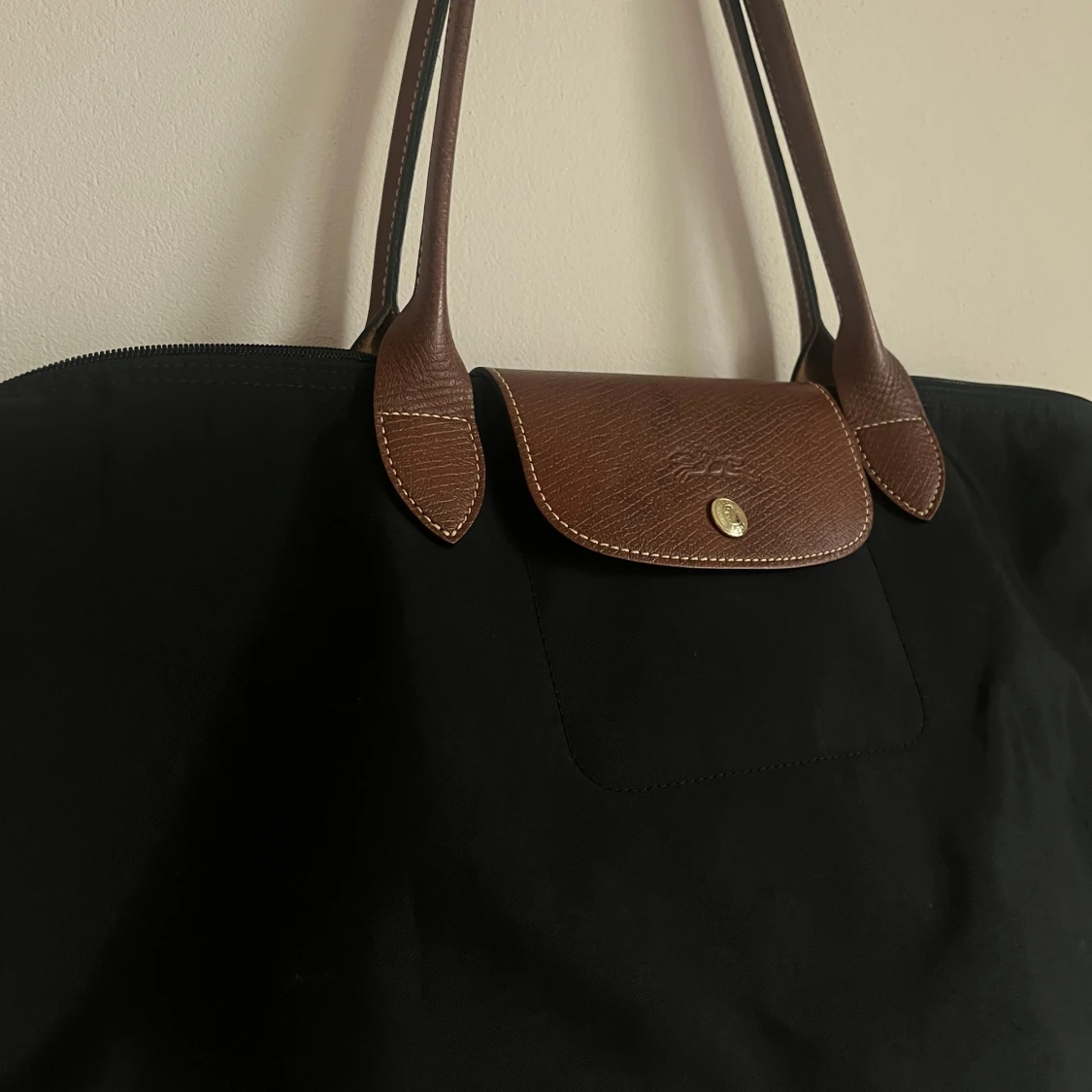 Svart axelväska med bruna detaljer - 1