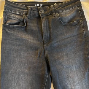Svarta skinny jeans med råa benslut - Säljer ett par svarta skinny jeans med fem fickor och råa, fransiga benslut. Jeansen har normal passform i midjan och är tillverkade i stretchigt denimtyg för en bekväm känsla. Perfekta till vardags med en t-shirt eller hoodie.
