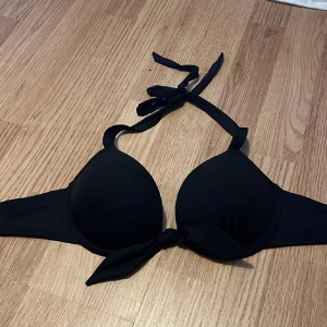 Bikinin bh svart  - Säljer denna svarta bikini överdel i storlek 70B. Jättebra skick. 