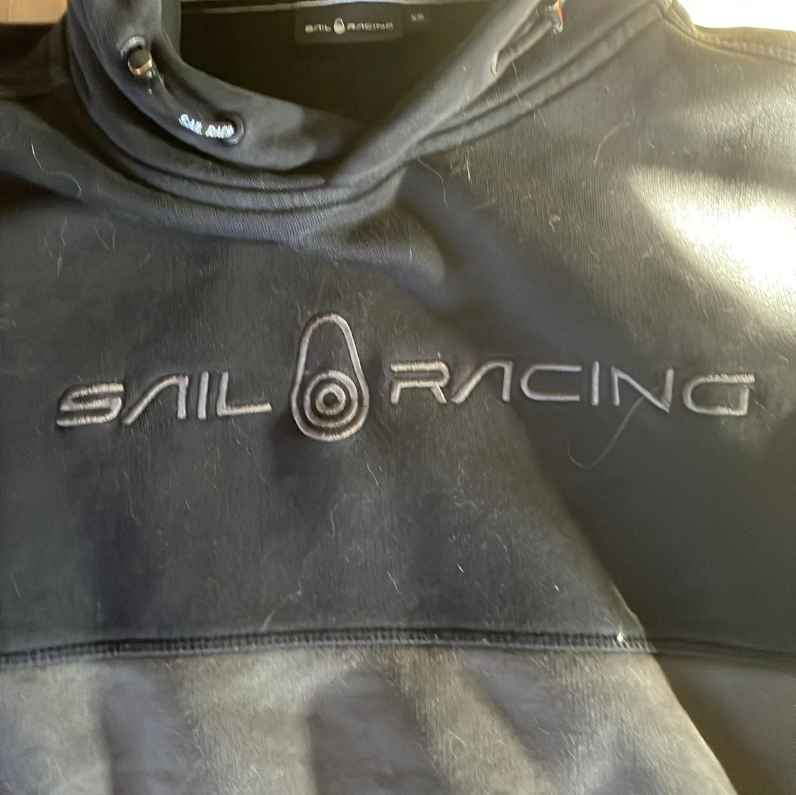 Svart hoodie från Sail Racing - 3