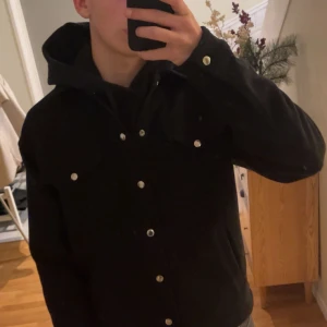 Svart overshirt - Säljer en svart overshirt från vailent, perfekt för sommarkvällarna och den är väldigt skön. Hör av er för minsta fundering