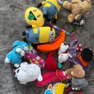 Ett paket fullt med leksaker  - Säljer ett helt paket med leksaker. Jag rekommenderar detta paket för bland annat barn och andra som är intresserade av kreativitet 