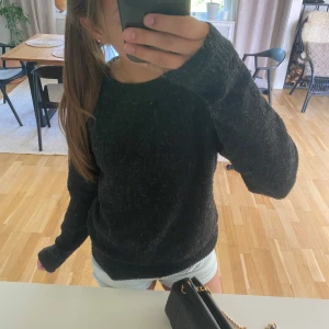 Mörkgrå stickad tröja - Mysig mörkgrå stickad tröja med rund halsringning och långa ärmar. Perfekt för kyliga dagar och enkel att matcha med olika outfits. Säljer då den inte kommer till användning tyvärr. Ändats använd två gånger. Hör av er vid frågor😊