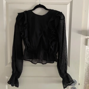 Svart blus - Säljer denna jättesöta blus/topp från NA-KD då den ej kommer till användning. Endast använd en gång!💕
