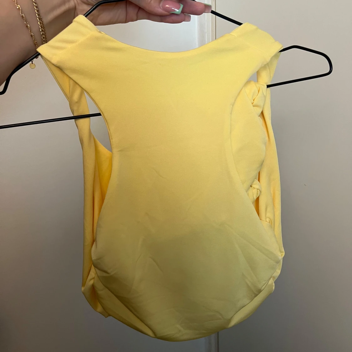 Gul tight kortklänning i tvådelad look - 2