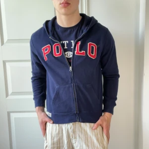 Polo zip up mörk blå, röd  - Väldigt bra skick. Inga defekter. Modellen bär L för barn 14-16 vilket motsvarar S i herr, modellen är 178 74 kg. Kom med frågor 