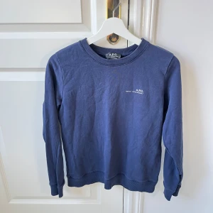 APC sweatshirt S - Size M men rekommenderar för runt 170. Den är för liten för mig som är 178, 74 kg. Kom med frågor! Väldigt bra skick