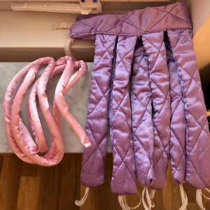 Två olika heatless curls set i satin - Två olika heatless curls set i satin, en i ljusrosa och en i lila. Perfekt för att skapa mjuka lockar utan värme. 