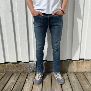 Nudie jeans - Tja! Säljer detta feta par jeans från Nudie!| Modell:Skinny Lin| Nypris runt 1800kr, vårt pris,399kr!| Vid minsta fråga tveka inte stt höra av dig//JeansLabbet