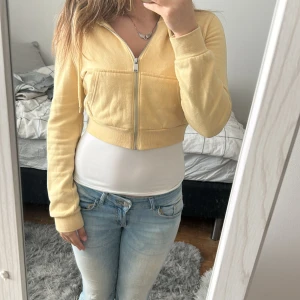 Gul croppad hoodiejacka från H&M Divided - Säljer en ljusgul croppad hoodiejacka från H&M Divided. Jackan har dragkedja framtill, huva och långa ärmar. Perfekt för vår och sommar, enkel att matcha till jeans eller kjol.
