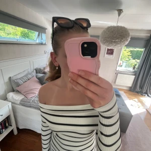 Randig Kort Offshoulder Klänning Nelly - Jättefin klänning från Nelly. Söt, randig, ribbad och bekväm. Andvänt 2 gånger, pris kan sänkas!!!🤍🤍💕💕