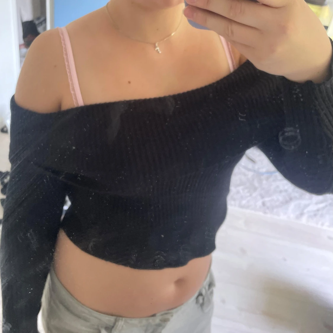 Svart offshoulder croppad tröja - 1