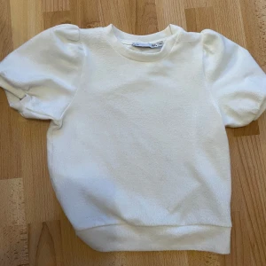 Super söt tröja från Lager 157 - Super fin tröja från lager 157. Säljer pgå att den inte kommer till användning. Den är i storlek 150. 