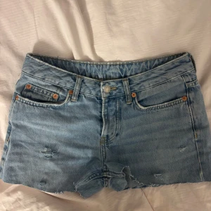 jeansshorts - mid/lowwaist jeansshorts med slitningar som inte kommer till användning 