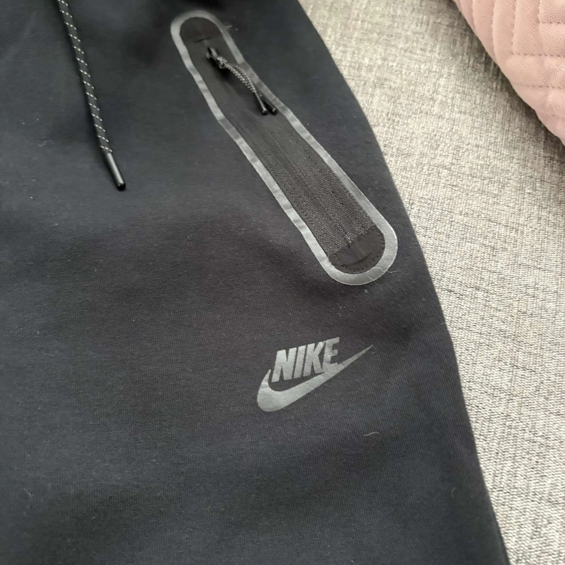 Svarta mjukisbyxor från Nike med dragkedjor - 1