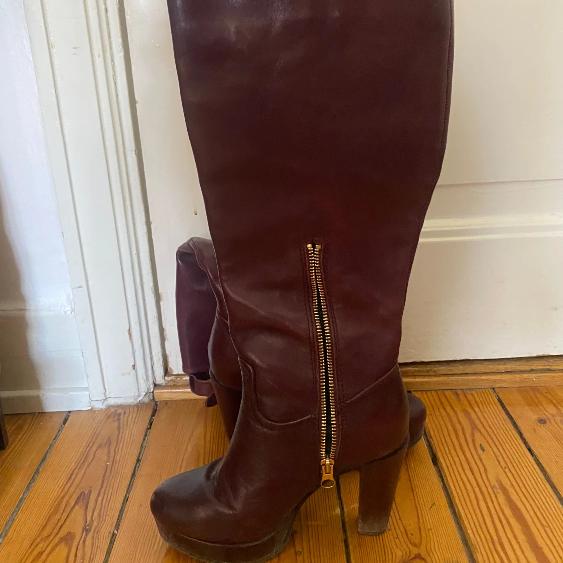 Vinröda/ lila höga stövlar med klack och dragkedja - 1