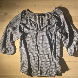 Finaste blusen från bikbok - Sommrig och fin blus från bikbok, trekvarts ärmad och v ringad