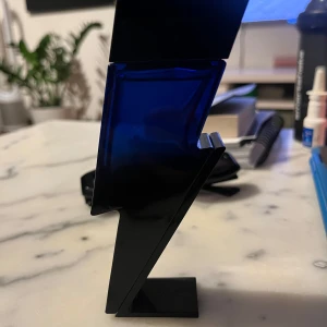 Bad Boy Eau de Toilette från Carolina Herrera - Parfymflaska i form av en blixt, tillverkad i mörkblått och svart glas. Flaskan har en modern och edgy design med CH-logga på toppen. Doften är känd för sina orientaliska och kryddiga toner. Jag har knappt använt den och det är 50 ml. Priset kan diskuteras ner mycket eftersom behöver sälja den nu nu nu.