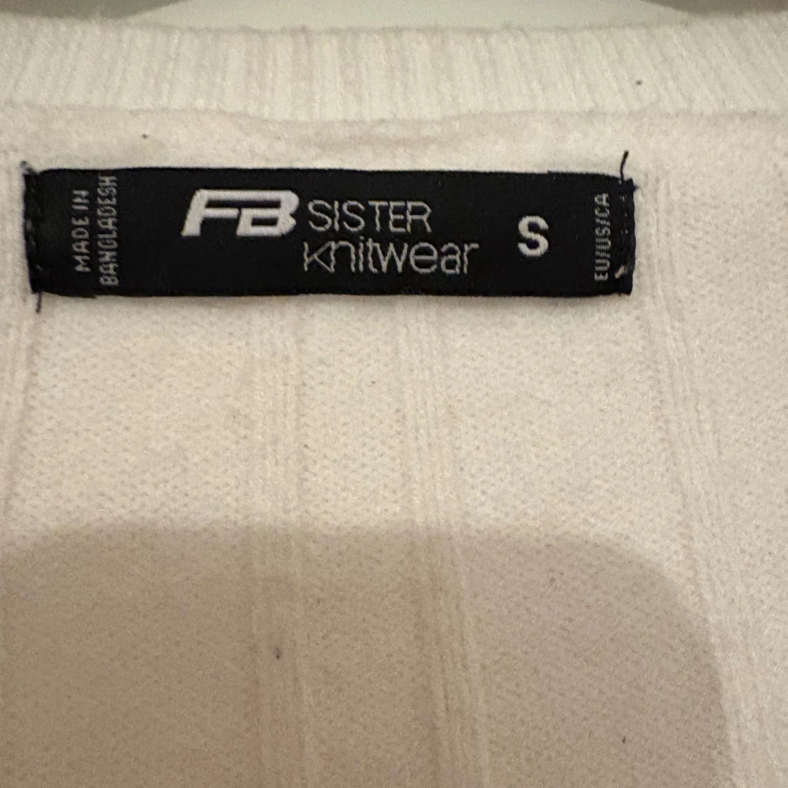 Vit stickad croppad tröja från FB Sister - 1