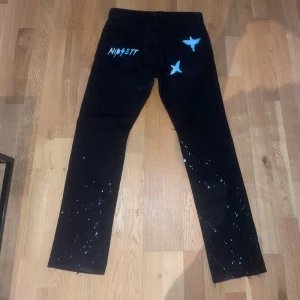Byxor från nipsett  - Custom made svarta jeans från nipsett. Väldigt unika och passar perfekt för dig som vill sticka ut i mängden