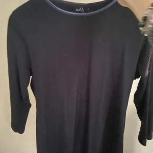 Svart långärmad klänning från Solet - Fin tröja, trekvarts ärmar! Passar s-m, möjligtvis L. Knappt använd!