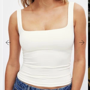 Vit croppad linnetopp med breda axelband - Hej Säljer en superfin stilren vit croppad linnetopp med breda axelband och fyrkantig ringning.. Enkel och tidlös design som är lätt att matcha. Aldrig använd och prislappen är kvar. Dessutom  nästan slutsåld och säljer i storlek S. Pris kan diskuteras ❤️