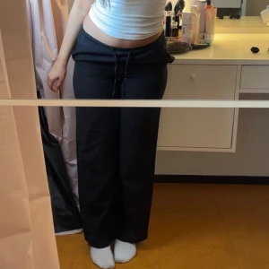 Svarta linne byxor  - Svarta linnebyxor köpa från Gina Young och är därmed alldeles för små o korta för mig. Knappt använda, fint skick. Perfekta nu till sommaren !!