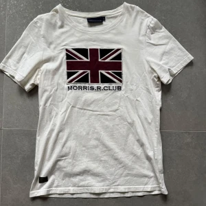 Morris T-shirt - Vit t-shirt från Morris. Klassisk rund halsringning och normal passform. Perfekt för en stilren och avslappnad look.