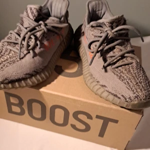 Adidas Yeezy Boost 350 V2 beluga 2.0  - Säljer mina yeezy 350s då dom inte passar mig. Skicket är okej därför jag säljer dom billigt. Stl 40. 