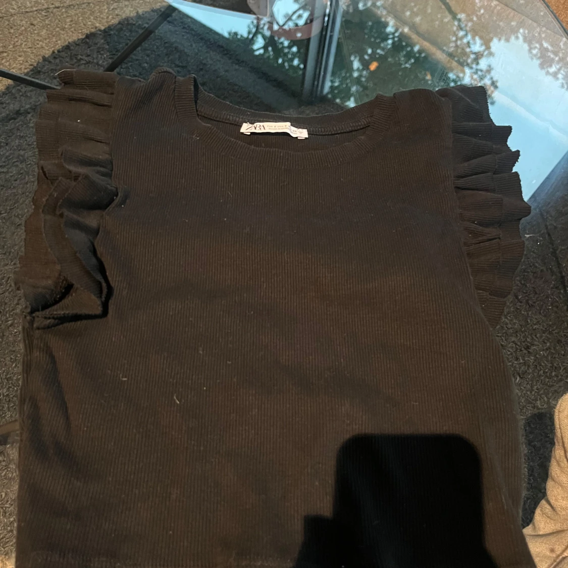 Svart topp med volangärmar