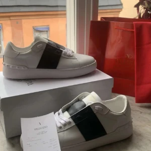 Valentino opens - Säöjer underbara svarta valentinos näst intill nya unga defekter kvitto, box, valentino påse och kort medföljer 