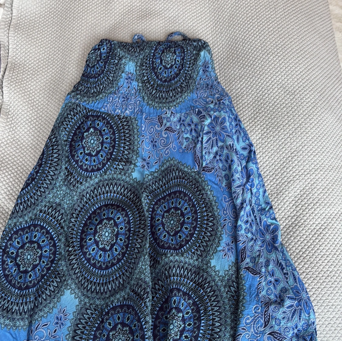 Blå långklänning med mandalamönster - 1