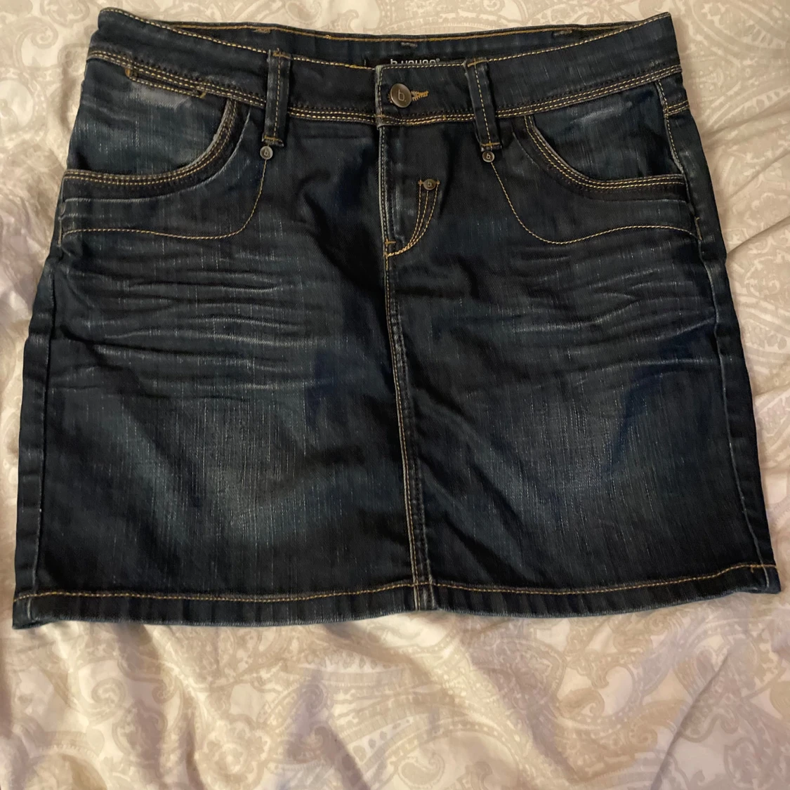 Mörkblå jeanskjol från b.young