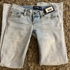 G rise/gena jeans lowwaist - Oanvända, helt nya jeans. Ice blue short storlek S!💕 Innerbenslängden är 77cm och midjemåttet rakt över 36cm. Jag har inga bilder på!💕