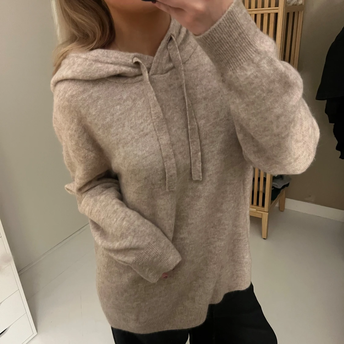 Beige stickad hoodie - 1