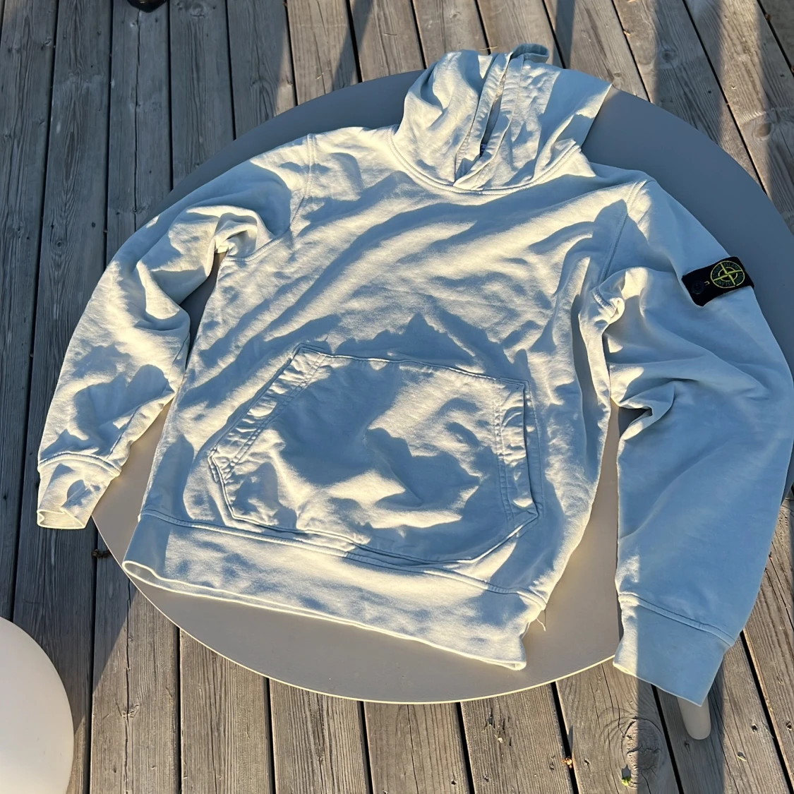 Ljus vitt/grön hoodie från Stone Island - 1