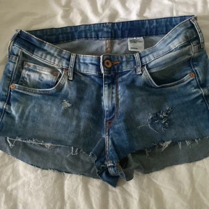 Lågmidjade jeansshorts  - Buda💗