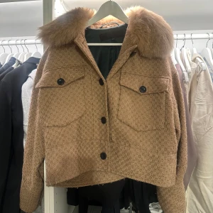 Meotine jacka - Säljer min fina meotine jacka i färgen camel, köpt för några år sedan men är i bra skick och sparsamt använd! 🌸Nypris 3000. 
