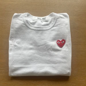 Vit CDG Play t shirt - Vit t-shirt från Comme des Garçons Play | endast använd en gång | nypris: 1000kr | mitt pris: 550kr