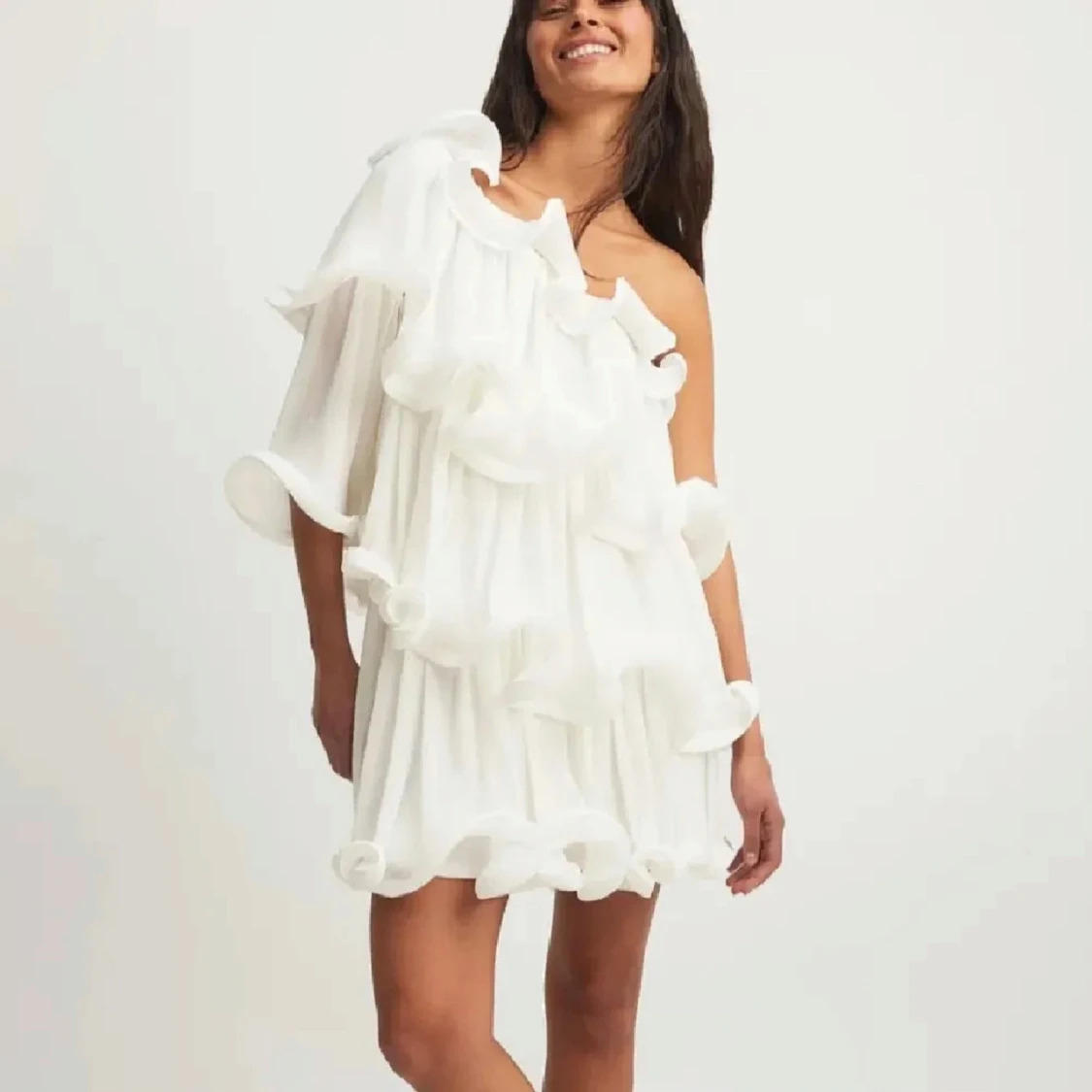 Vit oneshoulder volangklänning