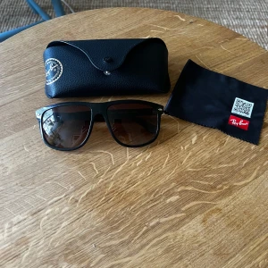 Rayban boyfriend  - Säljer dessa tvär feta Rayban boyfriend i storlek 60 passar bra på all och är perfekta till sommaren linsen e skit go och färgen är brun, passa på!!