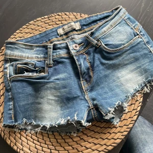 Lågmidjade jeansshorts! - Lite trög dragkedja, oså är mammas gamla jeans som ja gjort om därav priset! 🤍🤍 De är galet snygga o små i storleken!